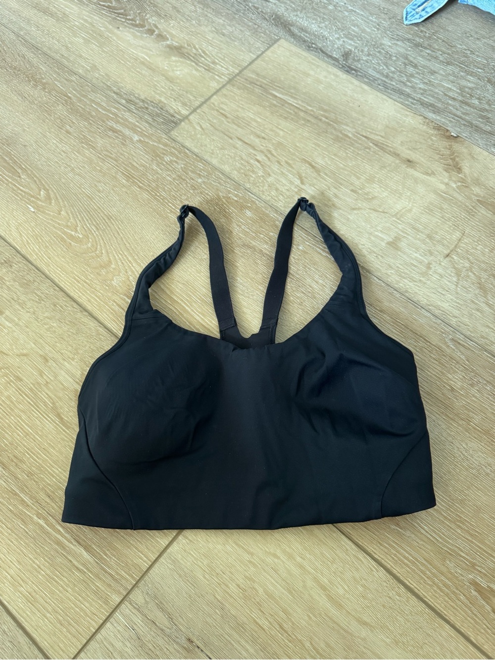 Lululemon All Powered Up Bra in black size Medium (8-10) will fit most B-D cups - Picture 2 of 8